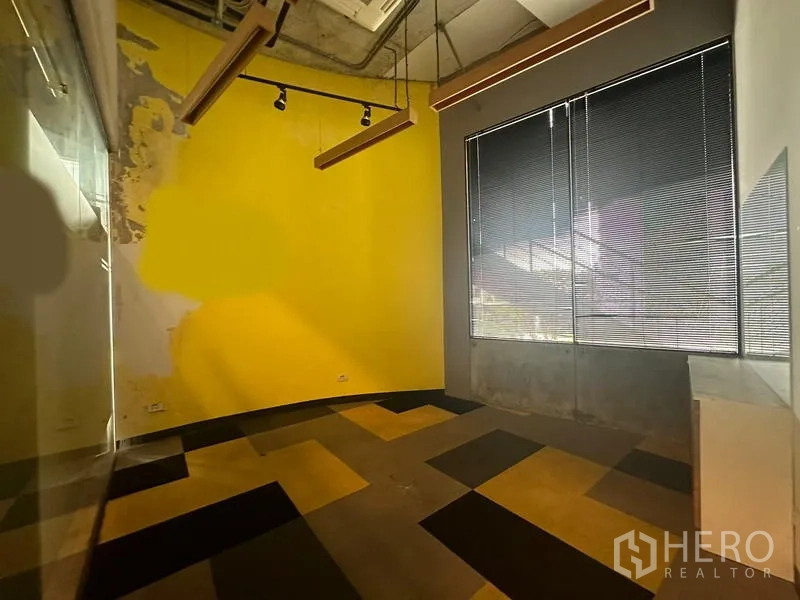 สำนักงาน ให้เช่า - ห้องทำงานส่วนตัว ผนังสีเหลือง หน้าต่างบานใหญ่พร้อมมู่ลี่ และไฟเส้น