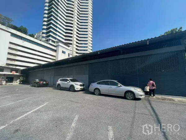 คลังสินค้า ให้เช่าหรือขายในYan Nawa, Bangkok - ด้านหน้าตัวอาคารยาว มีประตูม้วนปิดตลอดแนว และที่จอดรถกว้าง