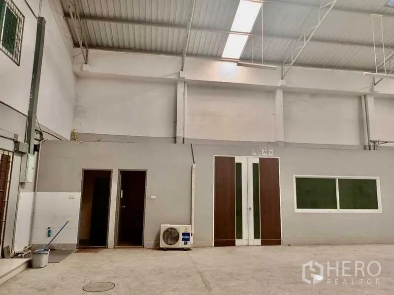 货栈 出租在Samut Prakan - 内部办公区，带门、大窗与壁挂空调