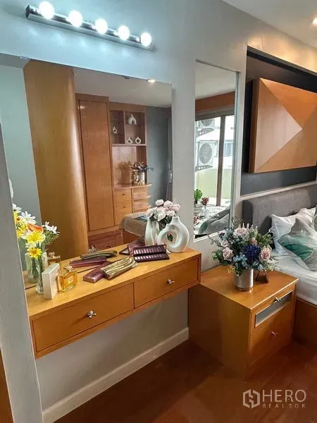 คอนโด ให้เช่าในKhlong Toei, Bangkok - มุมแต่งตัวมีโต๊ะเครื่องแป้งไม้และกระจกติดผนังข้างเตียง