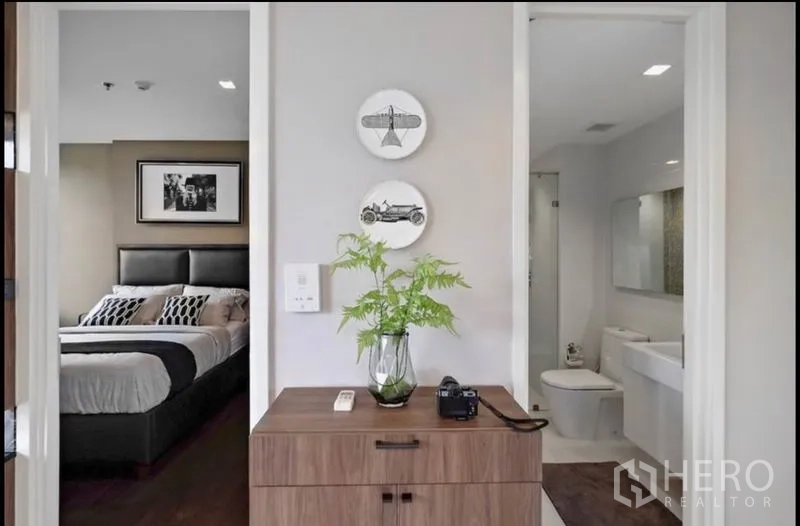 Condominium for rent in Bang Rak, Bangkok - Entry nook with wooden console between bedroom and bathroom doors.