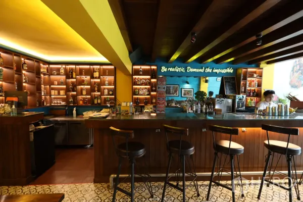 店屋 出租或出售在Khlong Toei, Bangkok - 木质吧台配高脚椅与背光展示柜