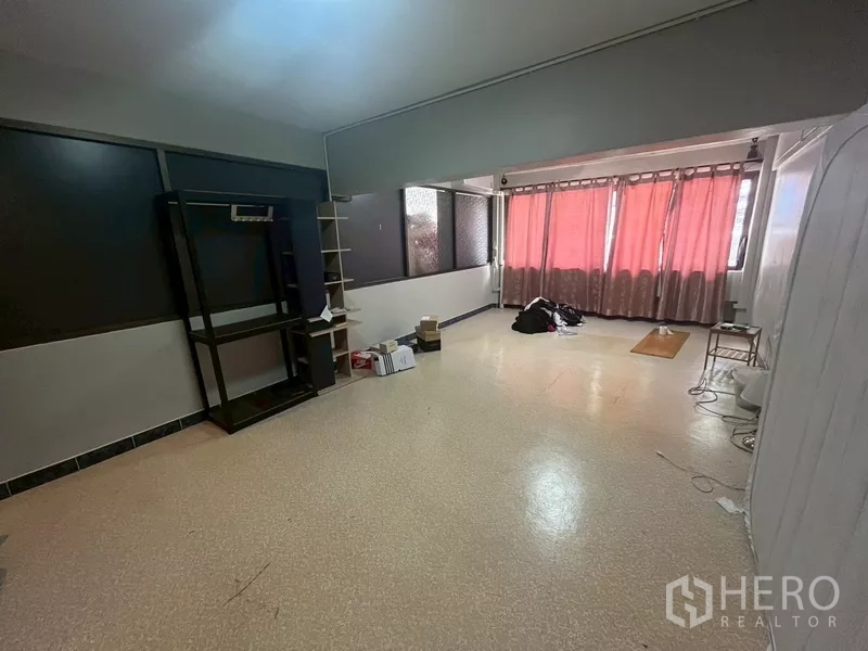 อาคารพาณิชย์ ให้เช่าในBang Na, Bangkok - ห้องชั้นบนโถงกว้าง มีหน้าต่างและผ้าม่านสีแดง จัดเป็นพื้นที่อเนกประสงค์