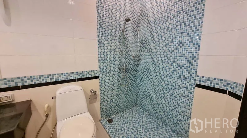 คอนโด ให้เช่าในKhlong Toei, Bangkok - ห้องอาบน้ำฝักบัวกรุกระเบื้องโมเสกสีน้ำเงินติดกับโถสุขภัณฑ์