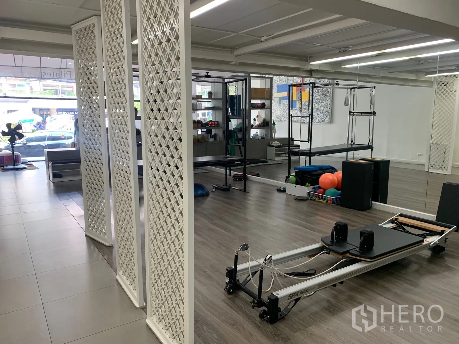 อาคารพาณิชย์ ให้เช่าในWatthana, Bangkok - สตูดิโอชั้นล่างสว่างกว้าง พาร์ทิชันลายช่องและหน้าต่างติดถนน