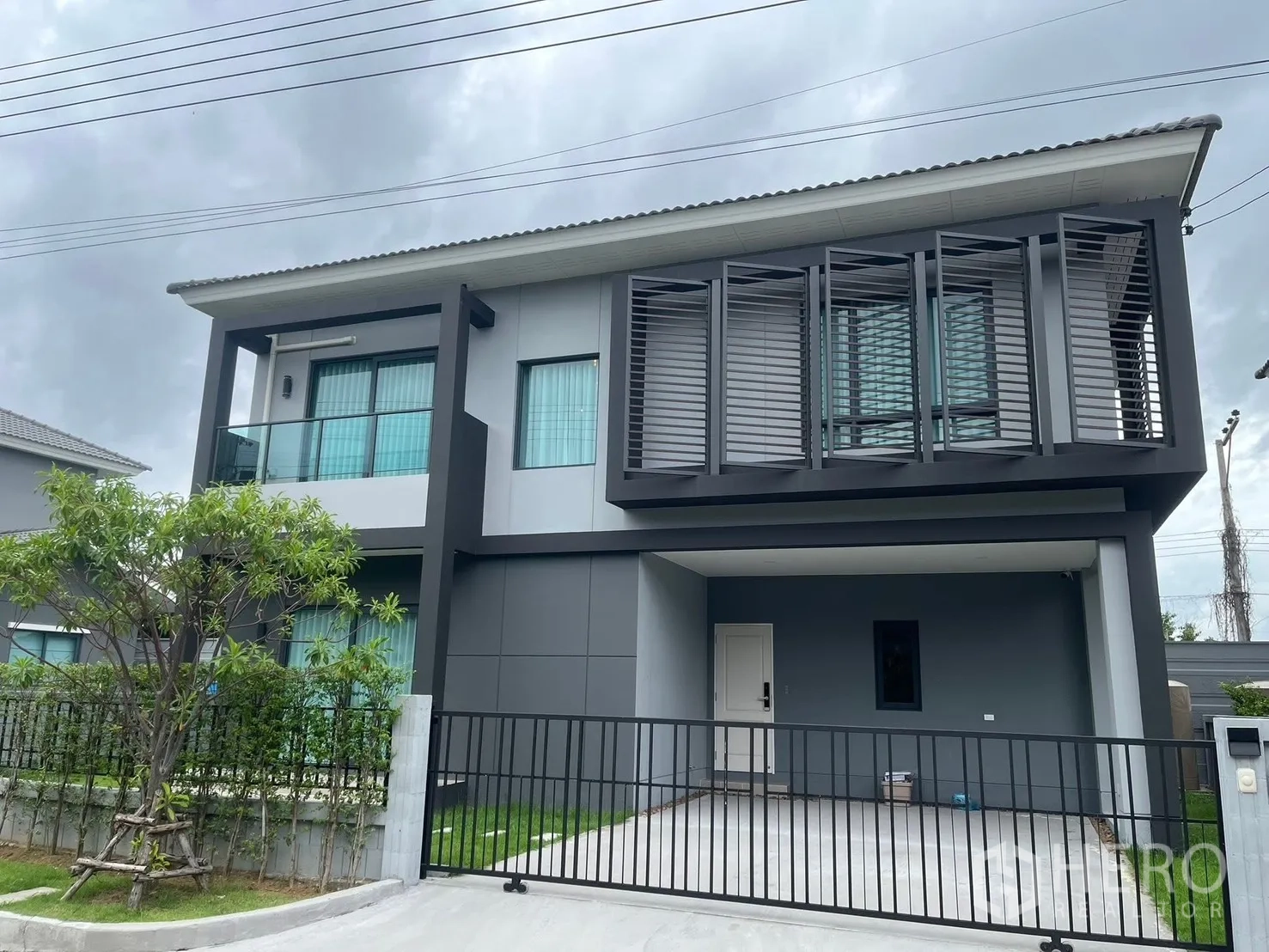 Detached House for rent in Bang Phli, Samut Prakan - Modern two-storey detached house exterior with balcony and gated parking in Bang Phli.