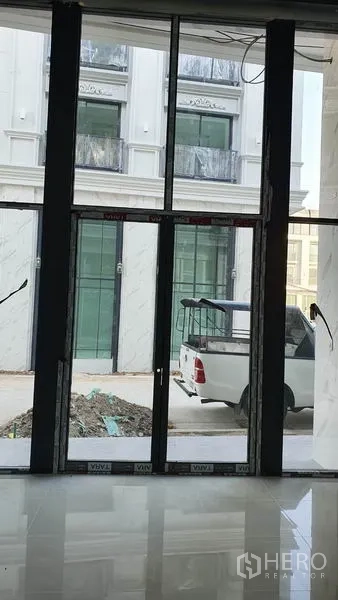 สำนักงานที่บ้าน ให้เช่าในSuan Luang, Bangkok - มุมมองจากภายในผ่านผนังกระจกสูงออกสู่ถนนและอาคารฝั่งตรงข้าม