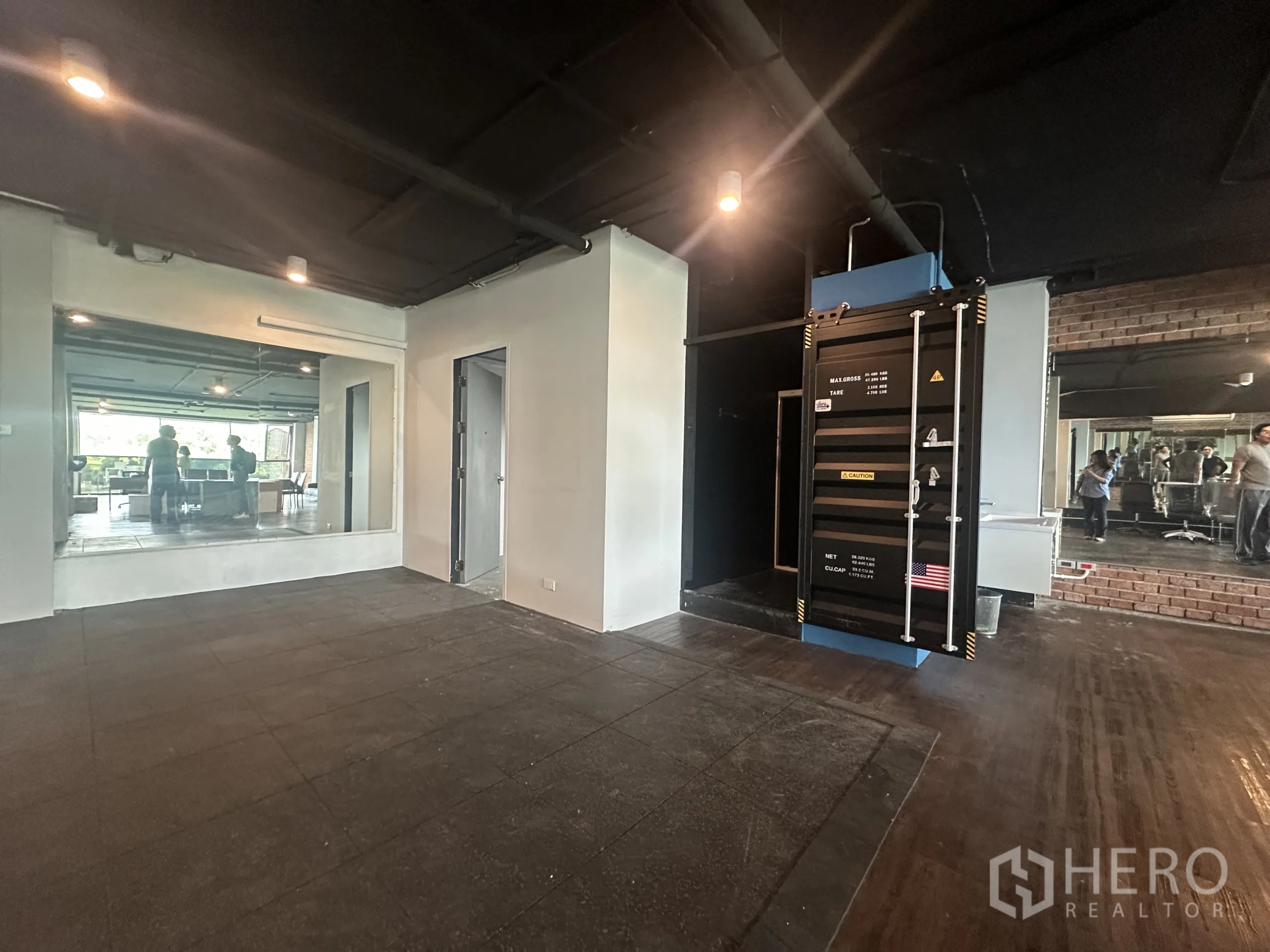 สำนักงาน ให้เช่าในWatthana, Bangkok - พื้นที่อเนกประสงค์ปูพื้นยาง มีกระจกบานใหญ่ และตู้เซิร์ฟเวอร์สไตล์คอนเทนเนอร์ข้างห้องส่วนตัว.