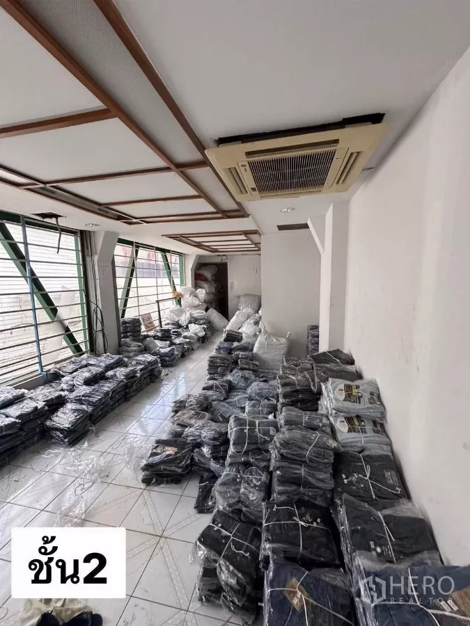 店屋 出租在Ratchathewi, Bangkok - 二楼储物区，天花嵌入式空调与成捆服装。