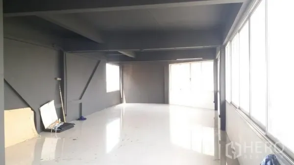 อาคารพาณิชย์ ขายในChatuchak, Bangkok - ชั้นอาคารกว้าง ผนังโทนเข้มและแถบหน้าต่างยาว