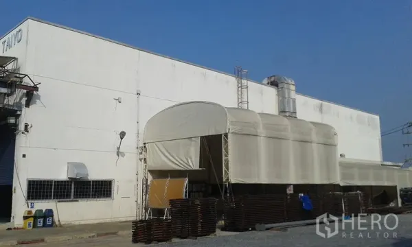 工厂 出租在Uthai, Phra Nakhon Si Ayutthaya - 大城府乌泰县大型白色工厂外立面，设有有顶装卸区、通风管与硬化场地。