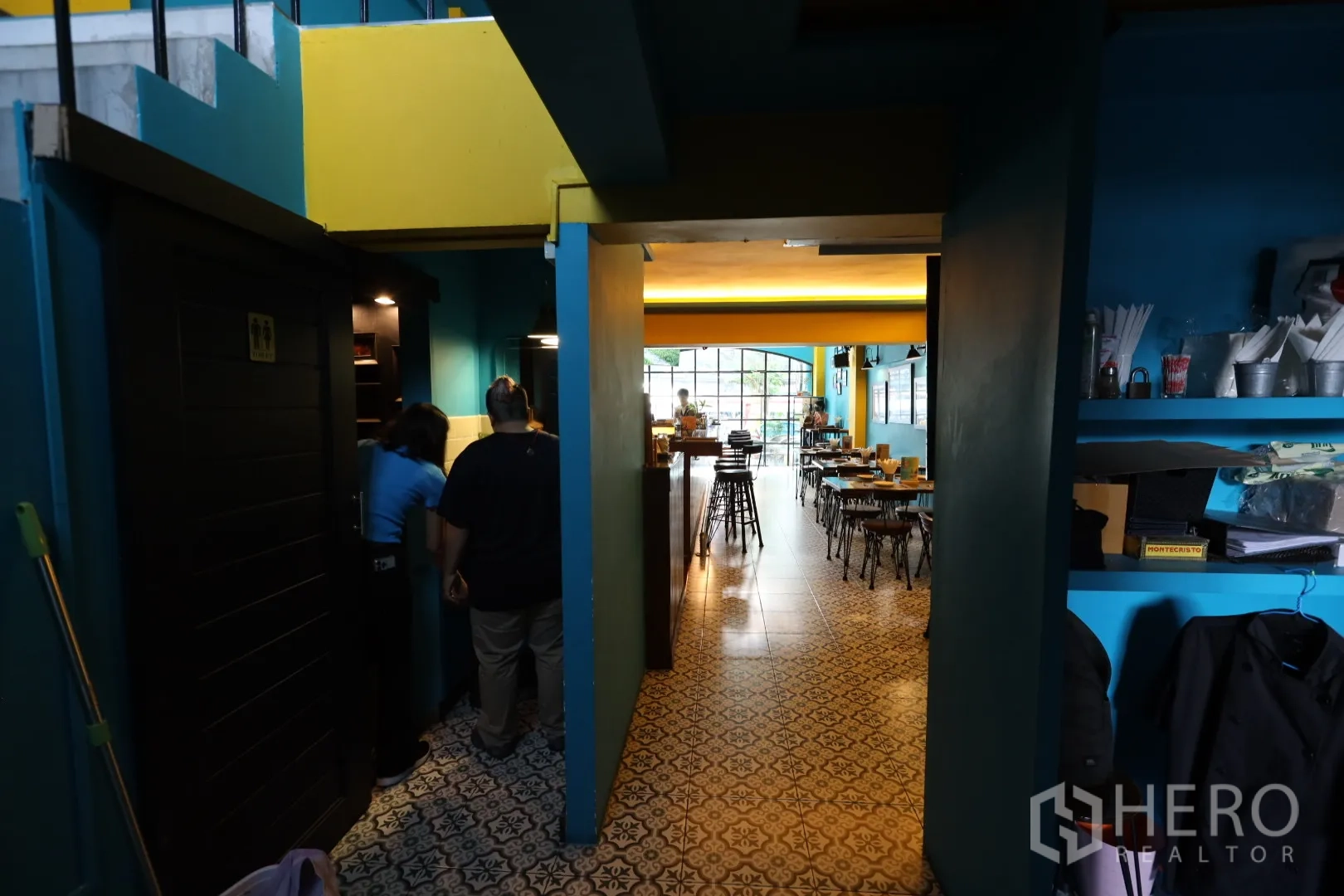 店屋 出租或出售在Khlong Toei, Bangkok - 走廊通向用餐区，花纹地砖与内置储物柜