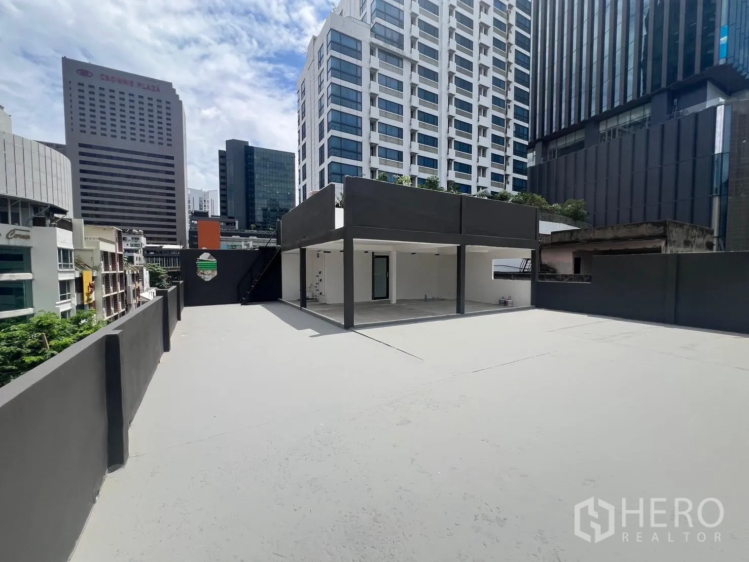 พื้นที่ขายของ for rent in Bang Rak, Bangkok - ดาดฟ้ากว้างพร้อมโซนหลังคาคลุม มองเห็นสกายไลน์ของเมือง และบันไดทางขึ้นภายนอก.