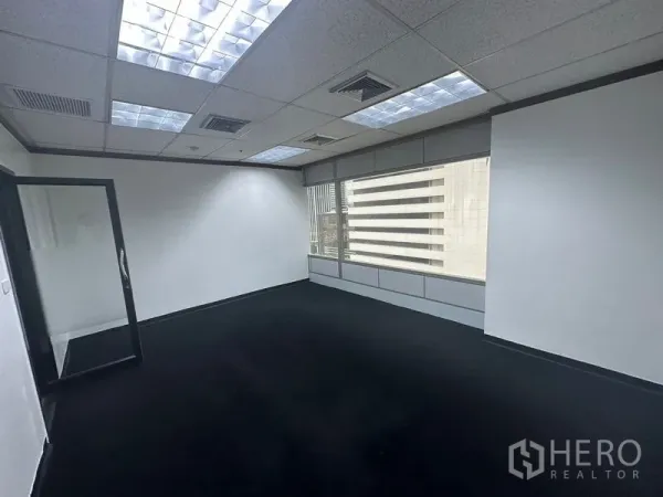 办公空间 出租在Pathum Wan, Bangkok - 带玻璃门的独立办公室或会议室，深色地毯与城市景观窗。