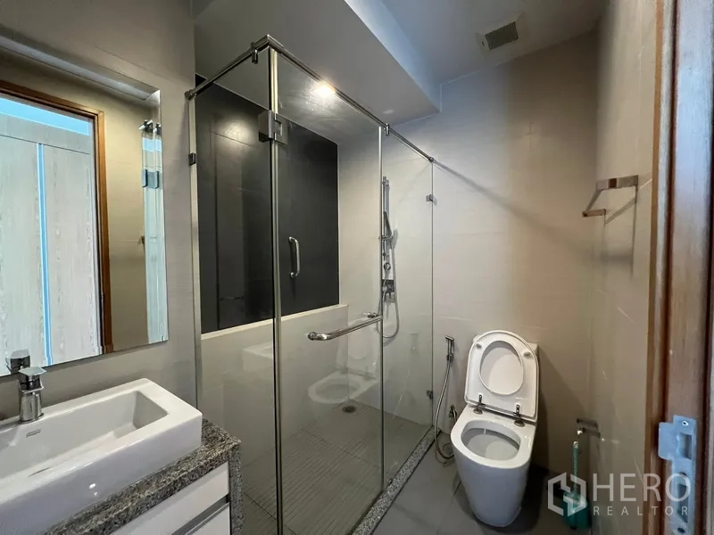 คอนโด ให้เช่าในKhlong Toei, Bangkok - ห้องน้ำสไตล์โมเดิร์น พร้อมตู้กระจกอาบน้ำและอุปกรณ์ครบ