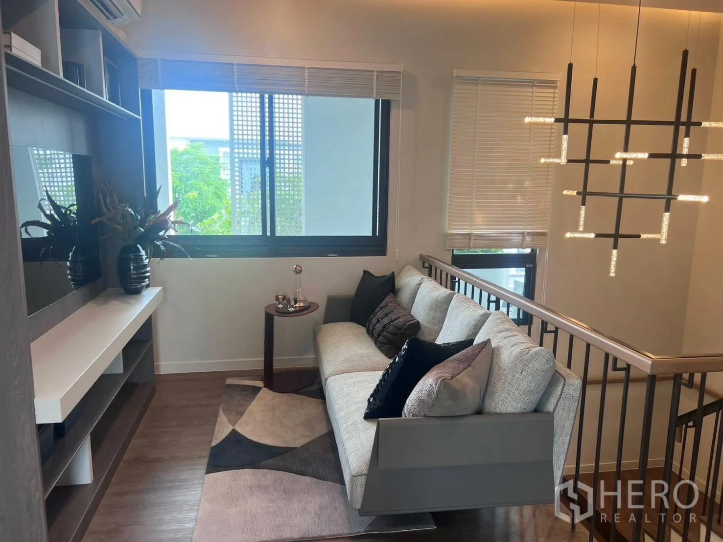 บ้านเดี่ยว for rent or sale in Bang Phli, Samut Prakan - เลาจน์ชั้นบนพร้อมโซฟา ชั้นวางของ และหน้าต่างบานใหญ่.