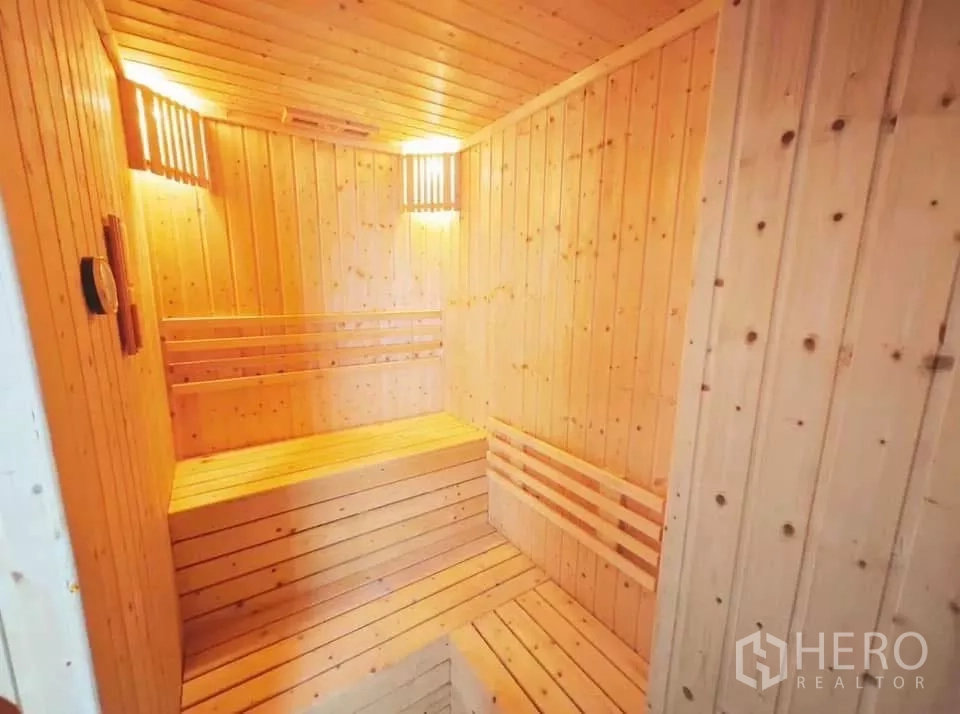 独立式住宅 出租在Phaya Thai, Bangkok - 木质桑拿房，长凳与暖色灯光。