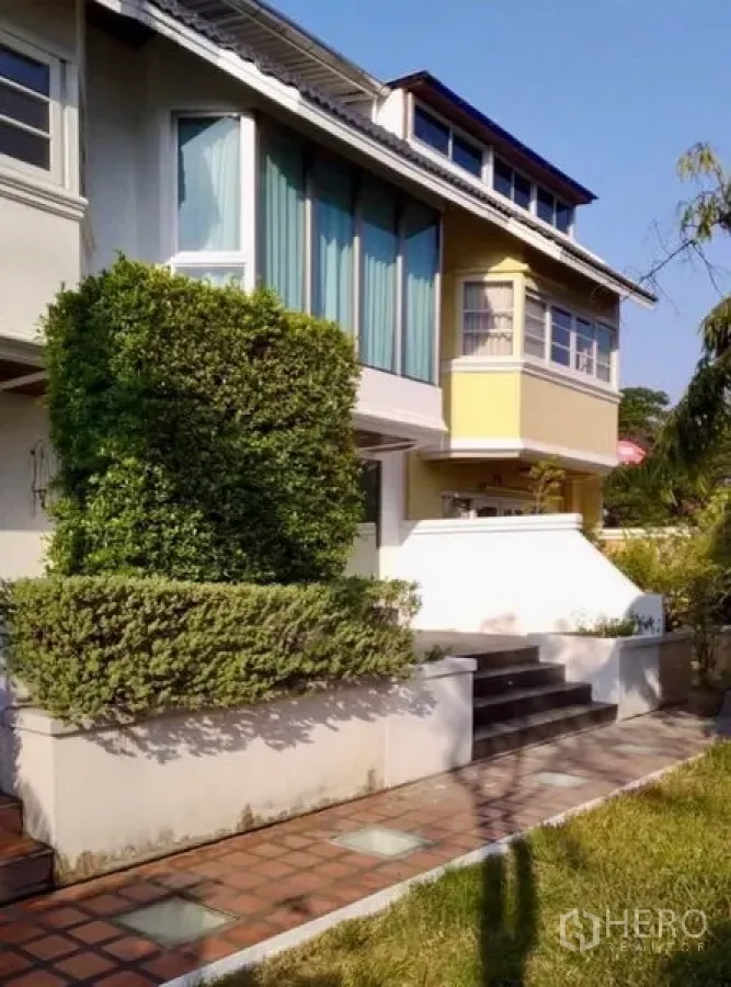 ทาวน์เฮาส์ ให้เช่าหรือขายในKhlong Toei, Bangkok - ทาวน์เฮาส์ย่านทองหล่อ ภายนอกสมัยใหม่ มีสวนพุ่มและบันไดหน้าบ้าน