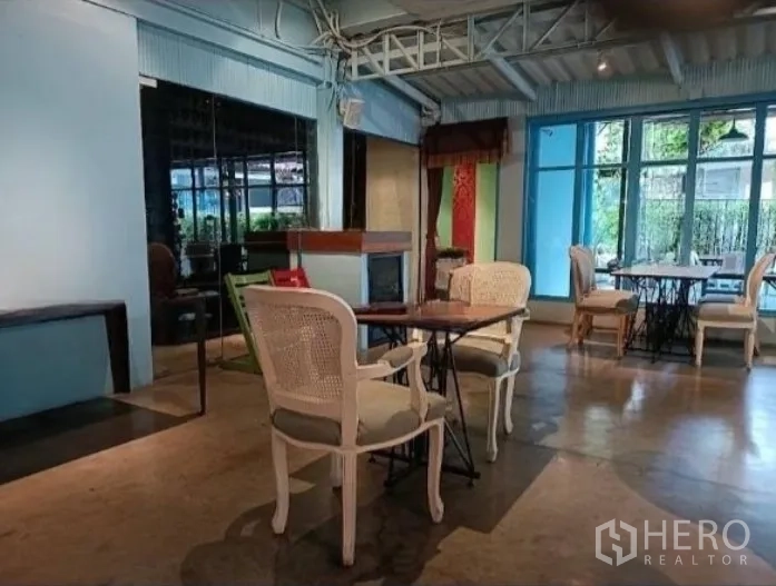 零售空间 出租在Watthana, Bangkok - 明亮角落座位，落地窗与抛光地面