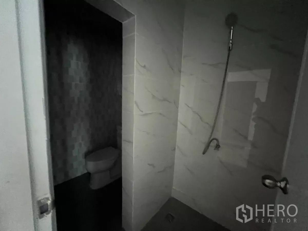 อาคารพาณิชย์ ให้เช่าในKhlong Toei, Bangkok - พื้นที่อาบน้ำพร้อมฝักบัวมือถือ ข้างช่องส้วมแยก ผนังกระเบื้อง.