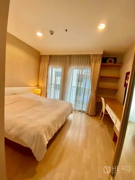 คอนโด ให้เช่าหรือขายในWatthana, Bangkok - ห้องนอนที่สองพร้อมเตียงคิง โต๊ะทำงาน และประตูกระจกออกระเบียงพร้อมผ้าม่านโปร่ง