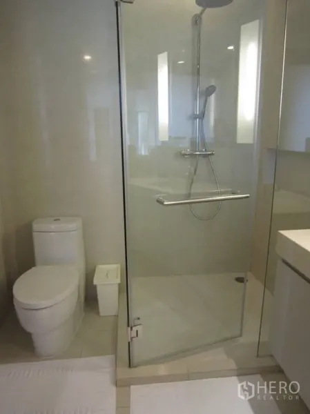 คอนโด ให้เช่าหรือขายในWatthana, Bangkok - ห้องน้ำร่วมสมัย พร้อมตู้กระจกอาบน้ำ เรนชาวเวอร์ และสุขภัณฑ์สีขาว