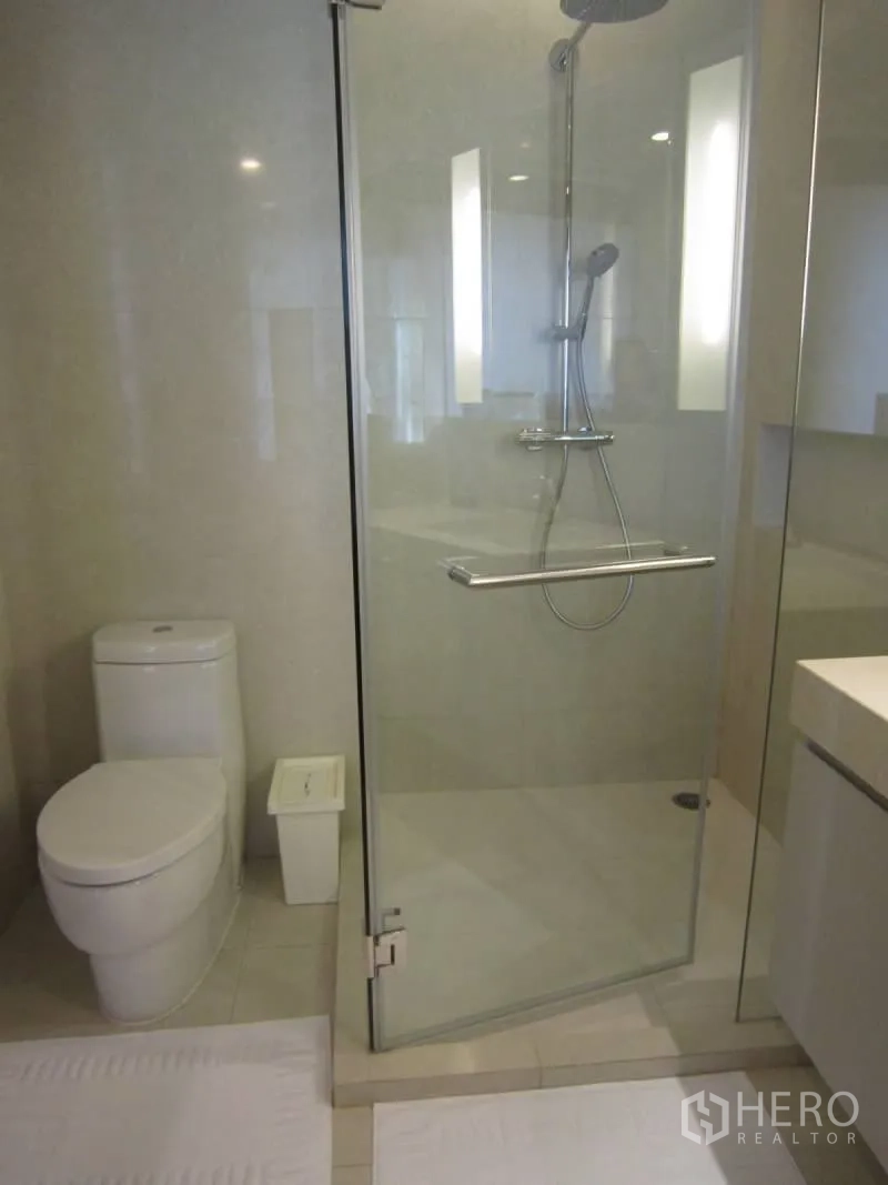 คอนโด ให้เช่าหรือขายในWatthana, Bangkok - ห้องน้ำร่วมสมัย พร้อมตู้กระจกอาบน้ำ เรนชาวเวอร์ และสุขภัณฑ์สีขาว