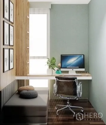 公寓 出租在Phra Khanong, Bangkok - 小型书房/工作区，悬空书桌、电脑与人体工学椅，窗边自然光。