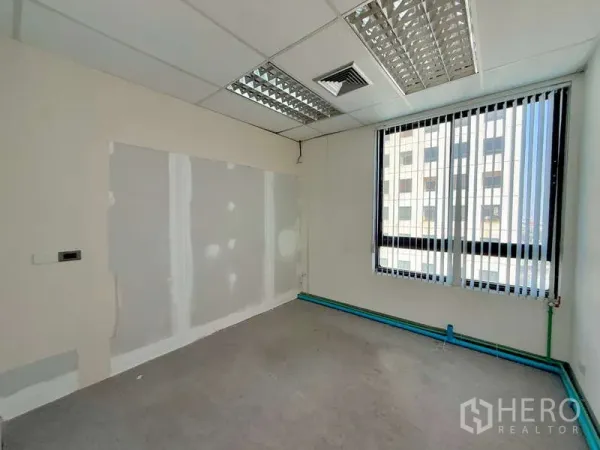 办公空间 出租在Chatuchak, Bangkok - 小型未完成办公室，吊顶、百叶窗和可见管线