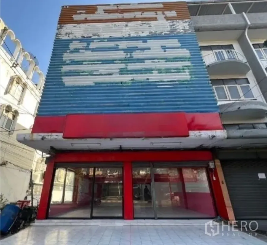 อาคารพาณิชย์ ให้เช่าในSuan Luang, Bangkok - อาคารพาณิชย์หลายชั้น หน้ากว้างกระจก พร้อมป้ายหน้าร้านซีดจางขนาดใหญ่