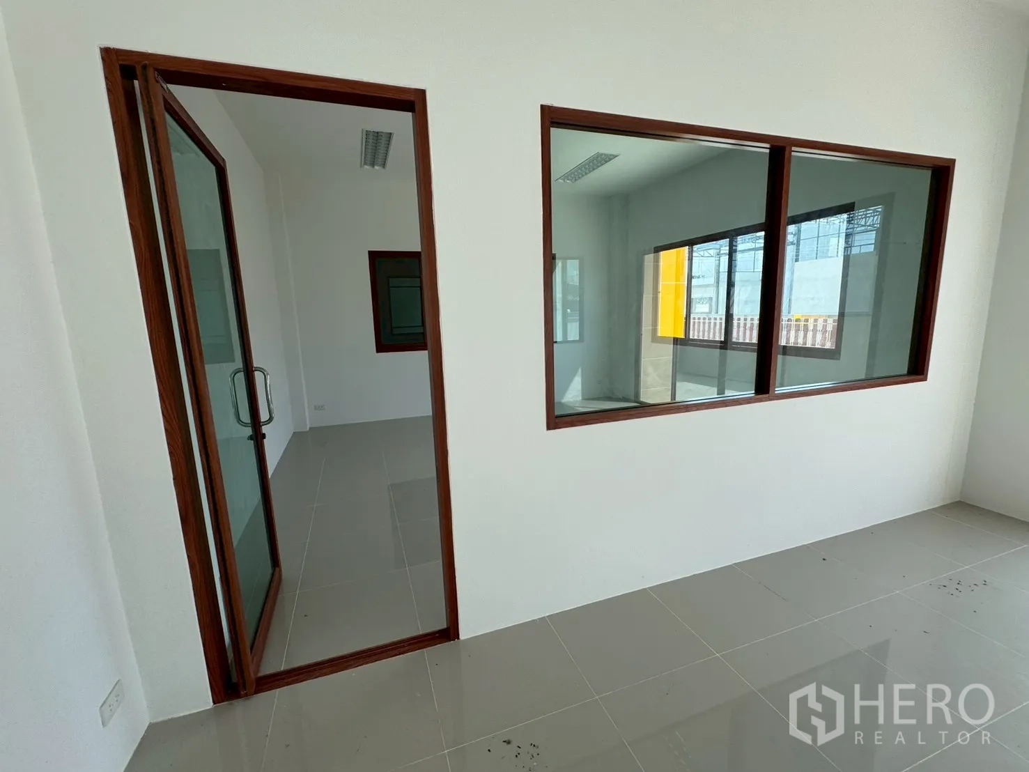 工厂 for sale in Mueang Samut Sakhon, Samut Sakhon - 小型办公室，带玻璃门与室内观景窗。