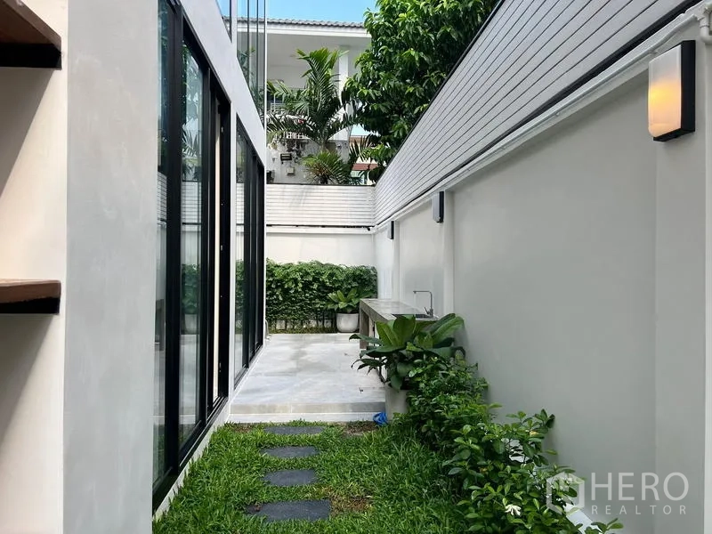 สำนักงานที่บ้าน ขายในPhra Khanong, Bangkok - คอร์ตยาร์ดส่วนตัวพร้อมเคาน์เตอร์ใช้งานกลางแจ้ง ต้นไม้ และทางเดินแผ่นหิน.