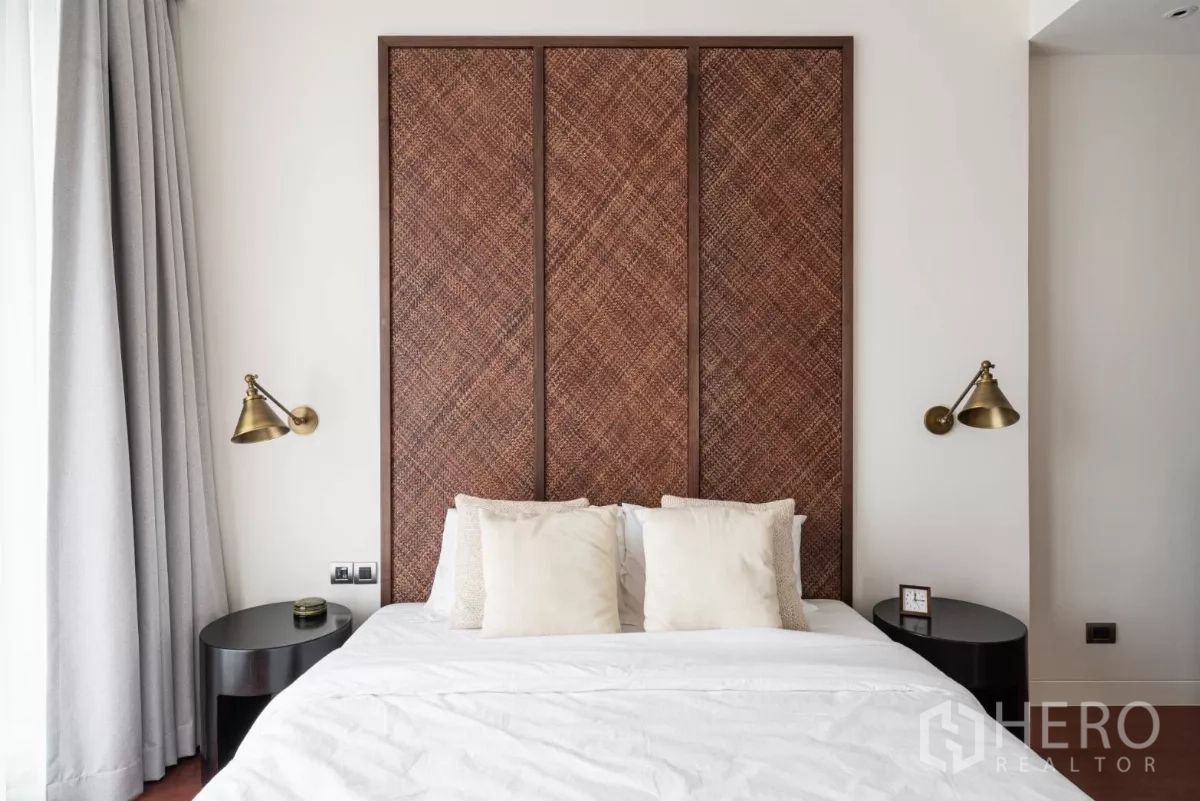 คอนโด ให้เช่าในWatthana, Bangkok - ห้องนอนมีผนังหัวเตียงลายสาน พร้อมโต๊ะข้างเตียงเข้าชุด