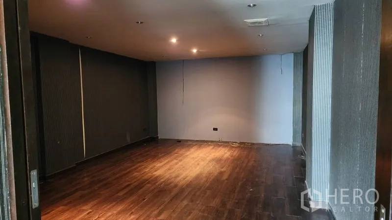 店屋 出租在Khlong Toei, Bangkok - 多功能大房间，木地板与嵌灯照明。