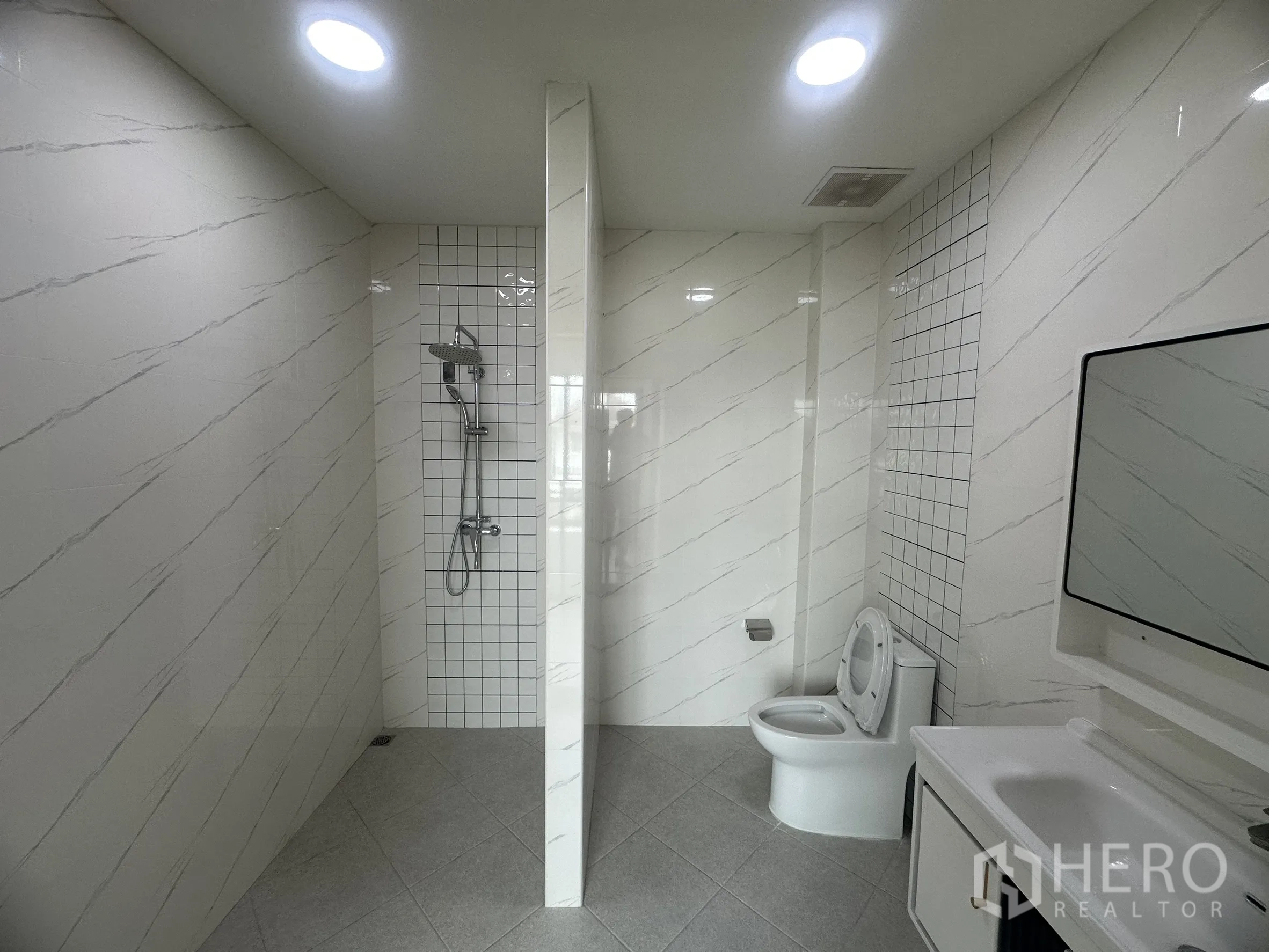 คลังสินค้า ขายในKhlong Luang, Pathum Thani - ห้องน้ำสไตล์โมเดิร์น แยกส่วนอาบน้ำ อ่างล้างหน้า และโถสุขภัณฑ์ ผนังลายหินอ่อน