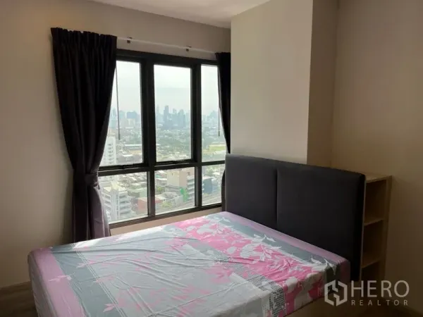 คอนโด ขายในPhaya Thai, Bangkok - ห้องนอนพร้อมหน้าต่างเต็มบาน มองเห็นวิวสกายไลน์กรุงเทพฯ แบบพาโนรามา