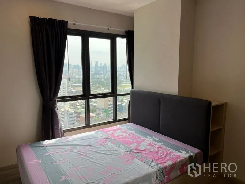 คอนโด ขายในPhaya Thai, Bangkok - ห้องนอนพร้อมหน้าต่างเต็มบาน มองเห็นวิวสกายไลน์กรุงเทพฯ แบบพาโนรามา