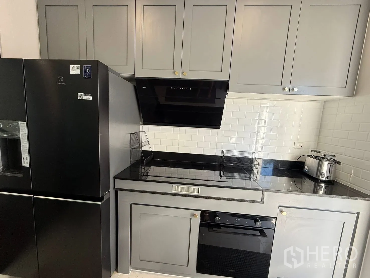 Detached House for rent in Bang Phli, Samut Prakan - Another view of the built-in kitchen with subway backsplash and appliances.
