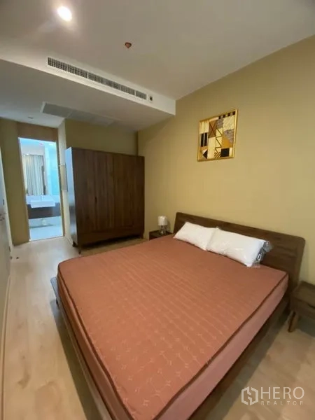 คอนโด ให้เช่าในWatthana, Bangkok - ห้องนอนเตียงควีน ตู้เสื้อผ้า เห็นทางเข้าห้องน้ำ