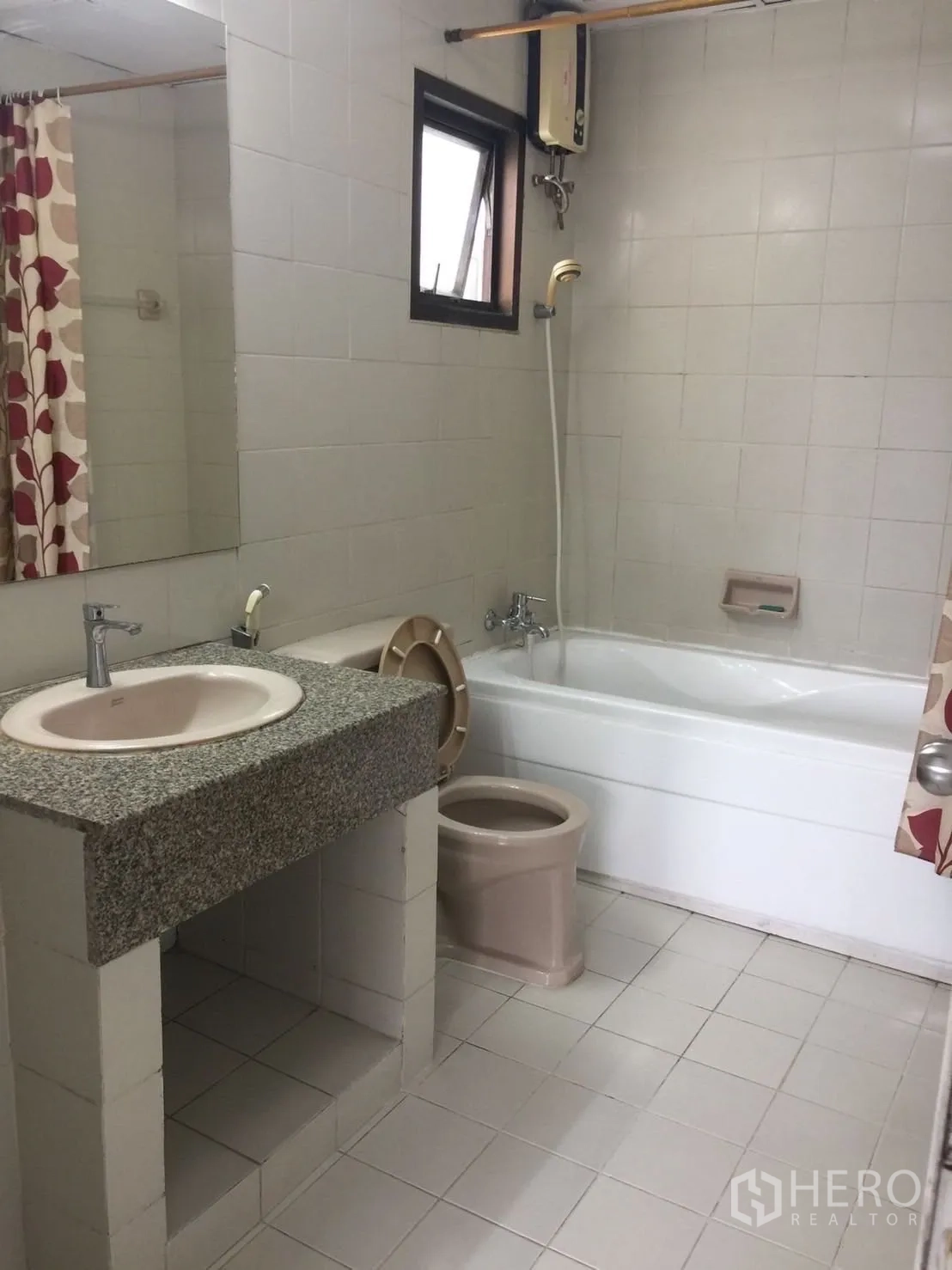 คอนโด ให้เช่าหรือขายในWatthana, Bangkok - ห้องน้ำปูกระเบื้อง มีอ่างอาบน้ำพร้อมฝักบัว อ่างล้างหน้า และหน้าต่าง