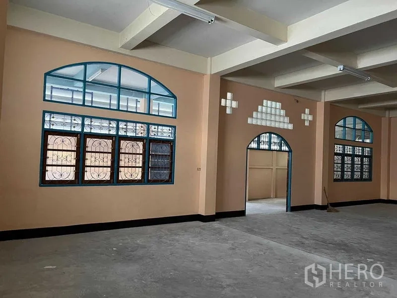 คลังสินค้า ให้เช่าในBang Khun Thian, Bangkok - ฮอลล์ขนาดใหญ่มีหน้าต่างโค้ง ประตูโค้ง และตกแต่งบล็อกแก้ว