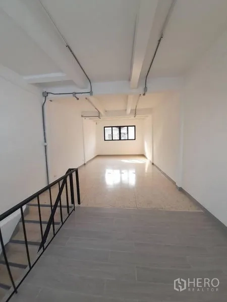 店屋 出租在Khlong Toei, Bangkok - 二层开放房间，自然采光佳，配黑色金属扶手楼梯