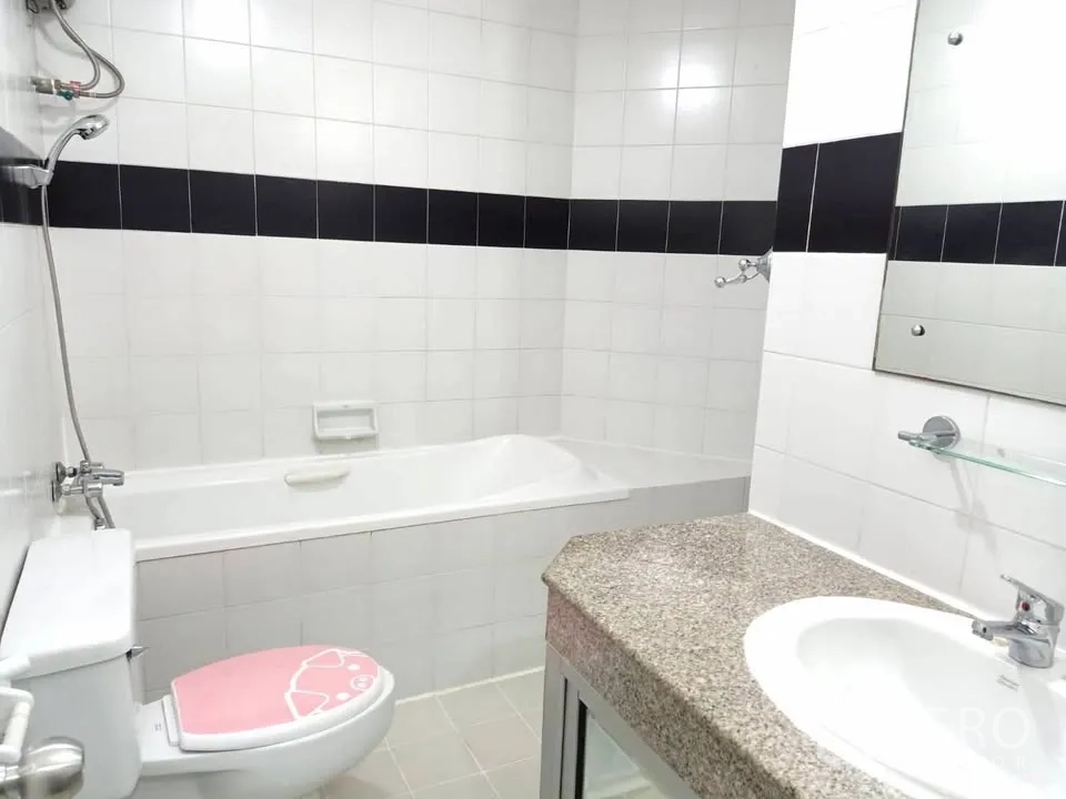 คอนโด for rent in Watthana, Bangkok - ห้องน้ำพร้อมอ่างอาบน้ำ เคาน์เตอร์อ่างล้างหน้า กระจก และโถสุขภัณฑ์