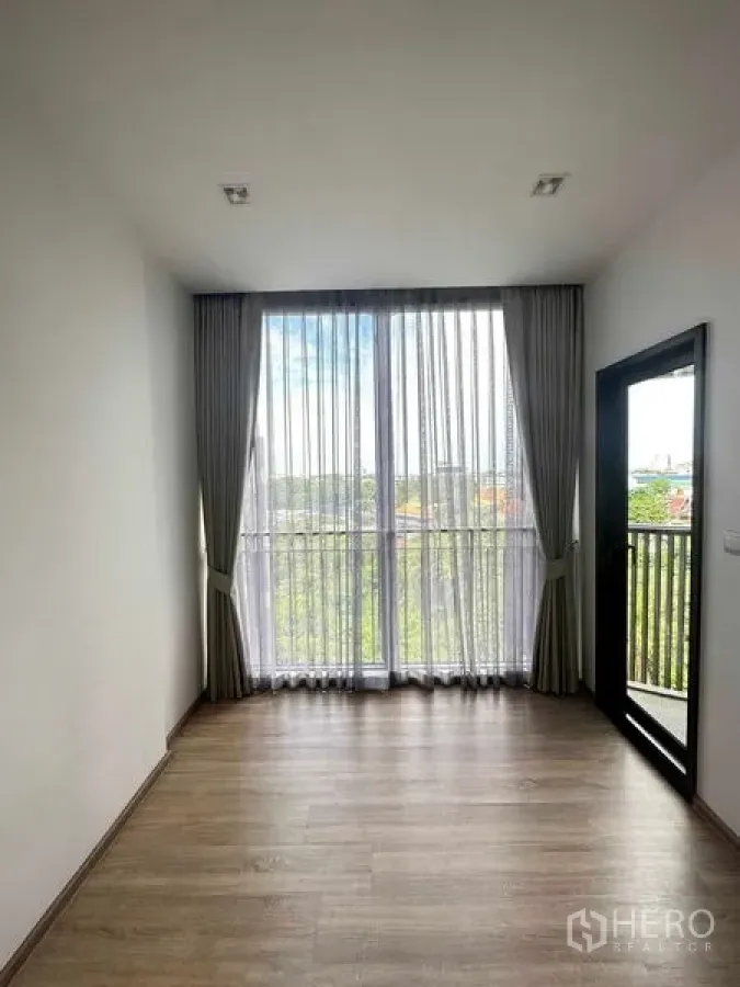 คอนโด ขายในWatthana, Bangkok - ห้องติดระเบียง หน้าต่างเต็มบาน ม่านโปร่ง และวิวเรือนยอดไม้