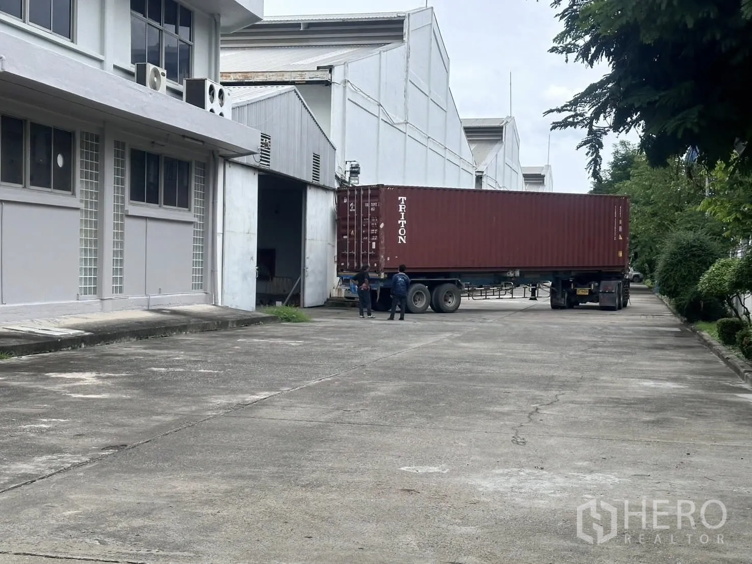 คลังสินค้า for rent in Mueang Samut Prakan, Samut Prakan - ลานคอนกรีตกว้างหน้าอาคารโกดังและออฟฟิศ รองรับรถบรรทุกตู้คอนเทนเนอร์เข้าออกสะดวก