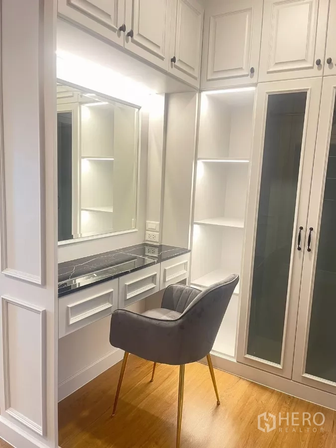 Detached House for rent in Bang Phli, Samut Prakan - Built-in dressing table with illuminated mirror, cabinetry and upholstered chair.