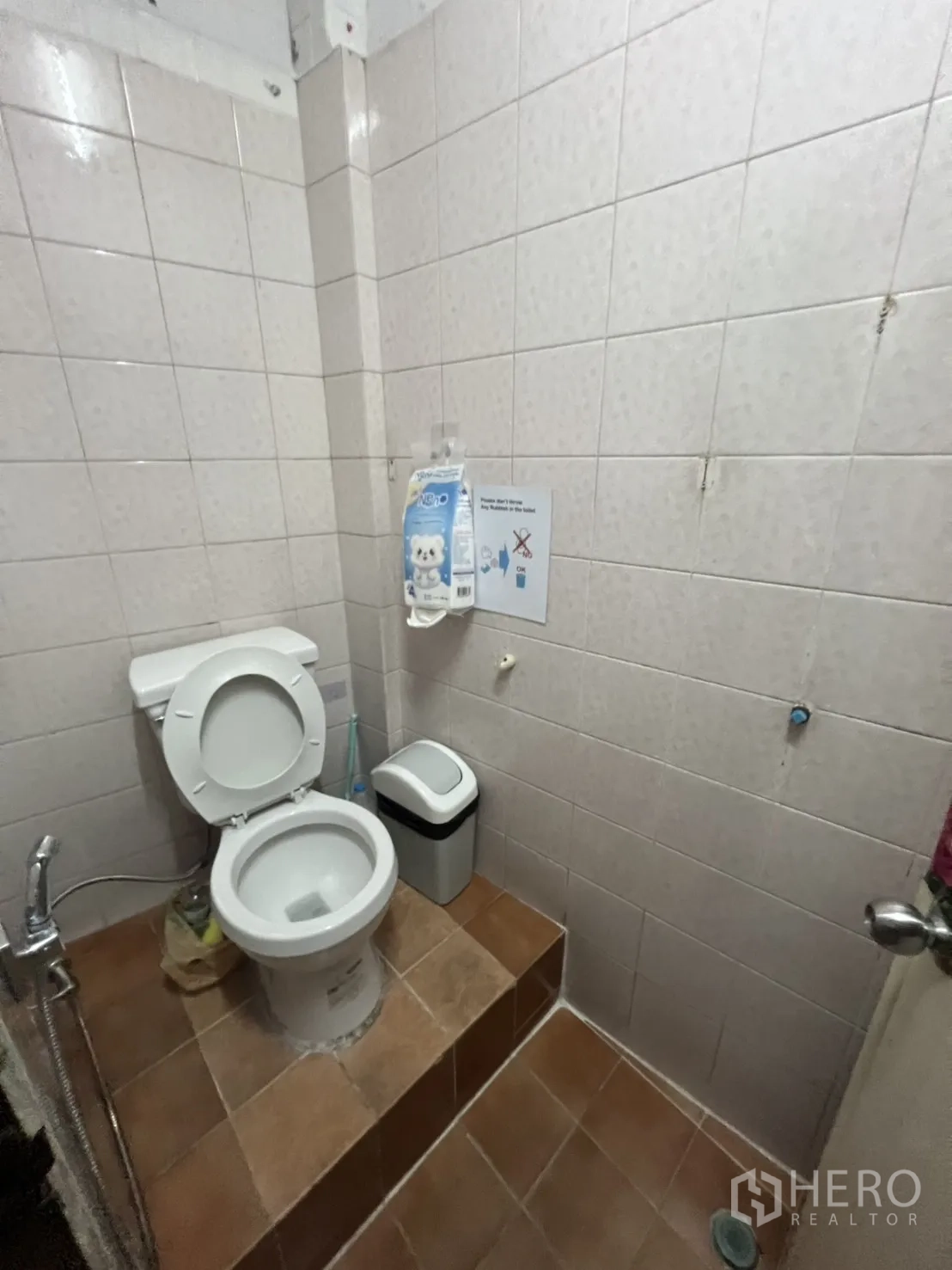 อาคารพาณิชย์ ให้เช่าในKhlong Toei, Bangkok - ห้องน้ำโถสุขภัณฑ์แบบชักโครกพร้อมสายชำระและผนังกระเบื้อง.