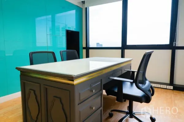 สำนักงาน ให้เช่า - ห้องผู้บริหารพร้อมผนังกระจกสีและหน้าต่างวิวเมือง