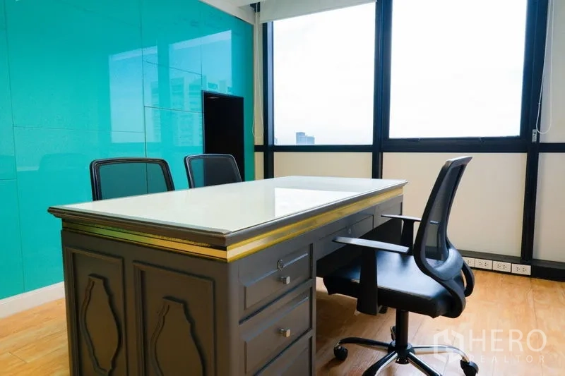 สำนักงาน ให้เช่า - ห้องผู้บริหารพร้อมผนังกระจกสีและหน้าต่างวิวเมือง