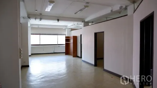 สำนักงาน ให้เช่าในWatthana, Bangkok - พื้นที่สำนักงานแบบเปิดโล่ง แสงธรรมชาติ พื้นเงา และห้องกั้นส่วน ใกล้เอกมัย วัฒนา